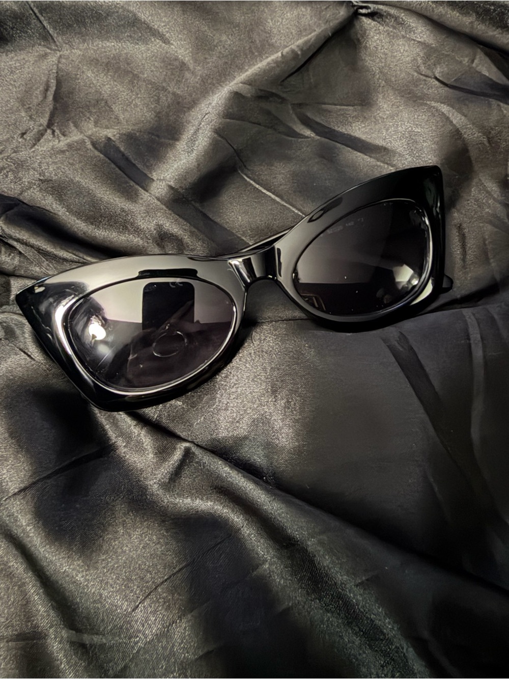 GUESS Cat Eye Sunglases